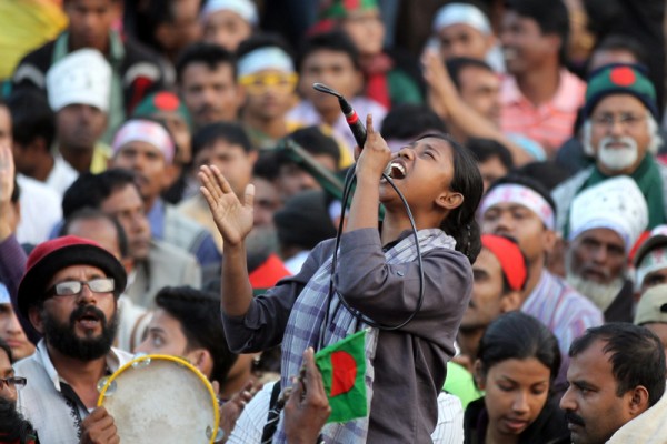 Dhaka, Bangladesh. 18th February 2013 -- A woman shouts on a microphone. -- A demonstration for the death penalty to be given to war criminals, is continuing at Shahbag crossroads, and has reached its fourteenth day,.